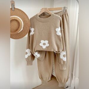 NIP Crochet Flower Pullover Sweater Top & Pants Knitted Outfit. 🤍🤎